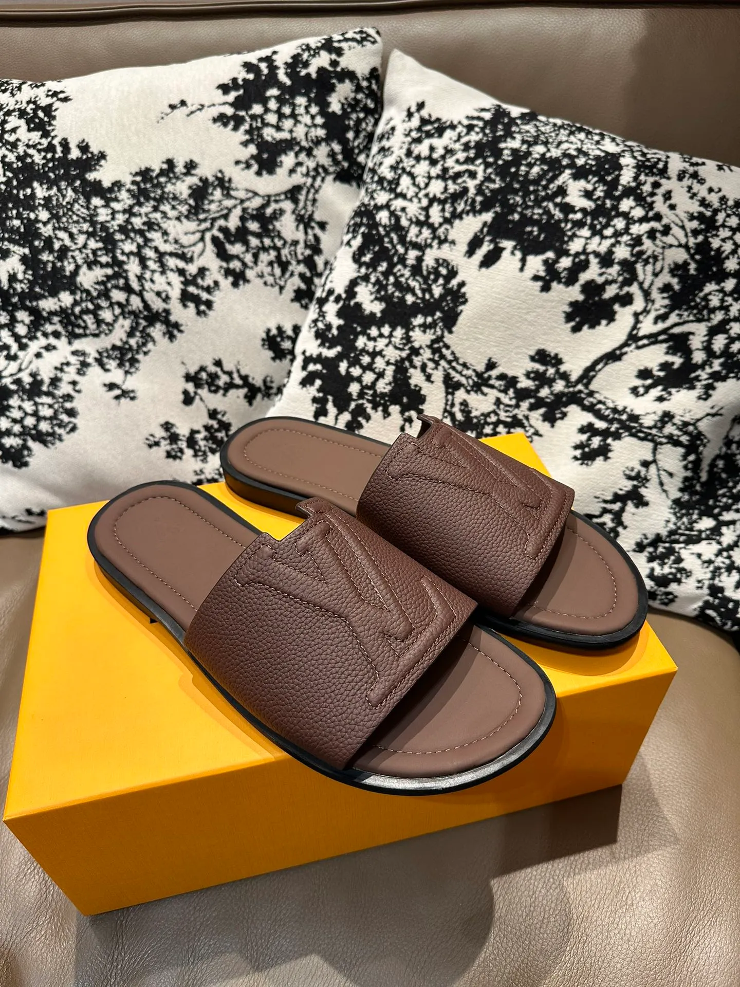 Men's shoes💰360💰 New LV slippers hot sale🩴 Full cowhide surface, cowhide lining, cowhide feet, size 36-46